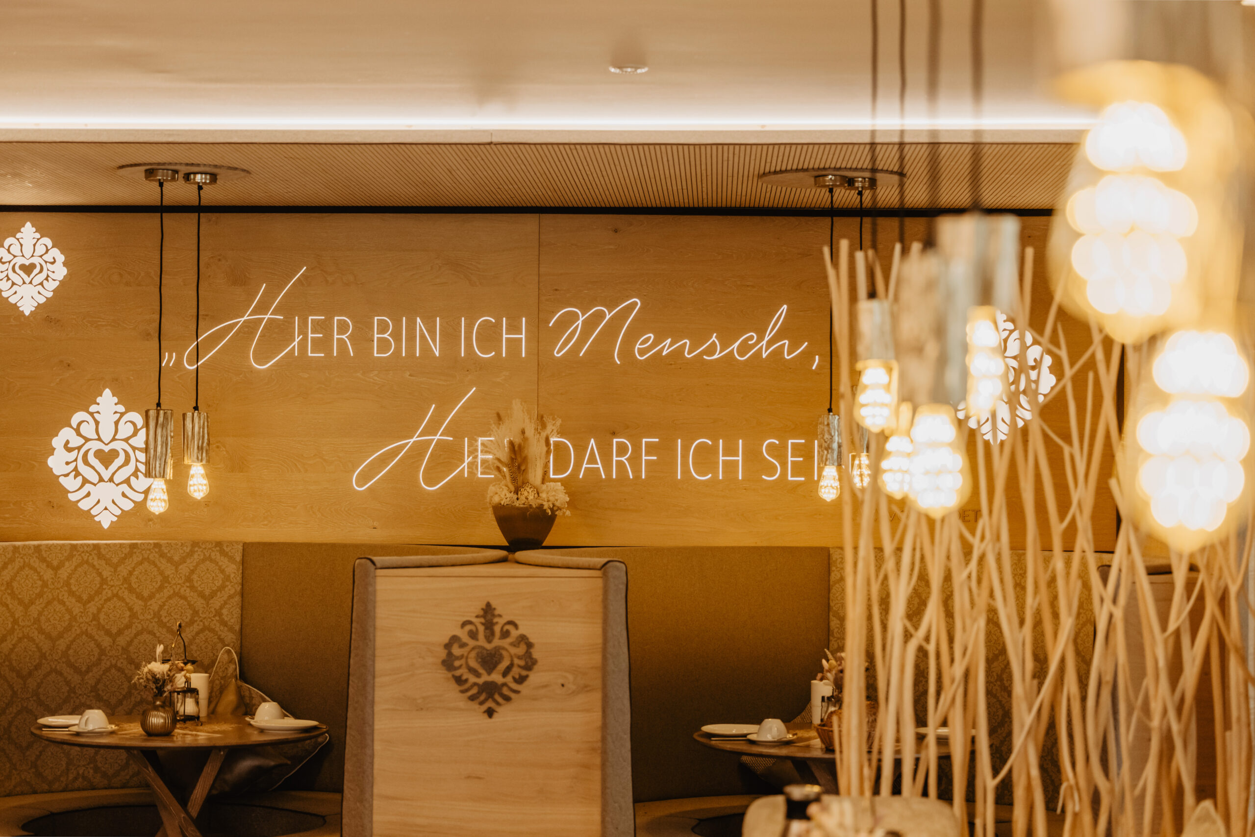 btl Frühstücksraum Wandbeschriftung Lampen Pension Fichtenwald Bad Füssing